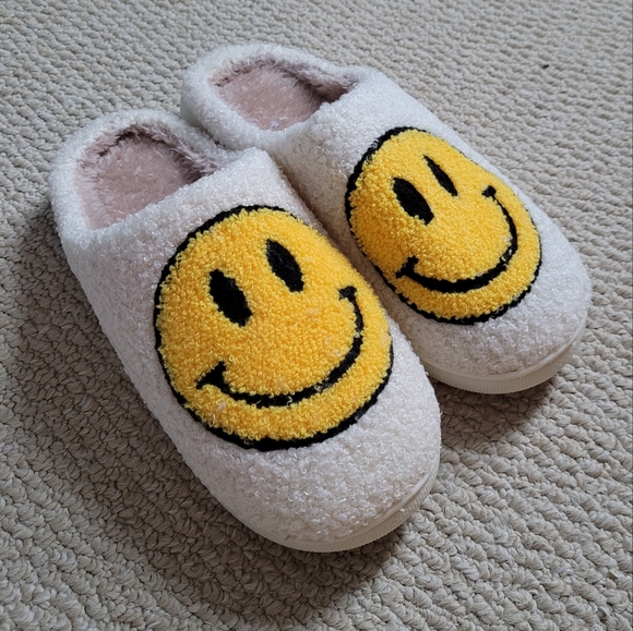 Smile Slippers - Picture 1 of 6
